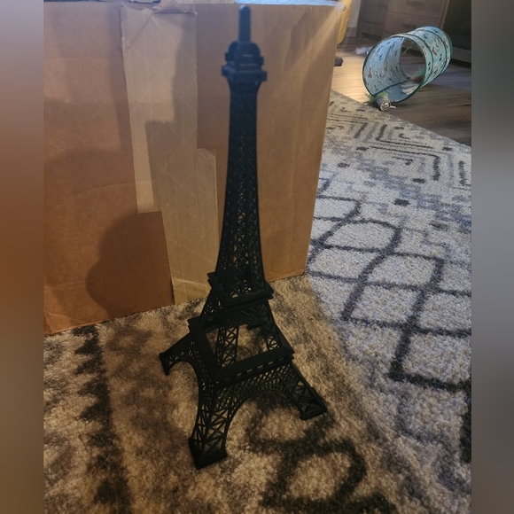 Eiffel Tower Decor - Picture 5 of 5